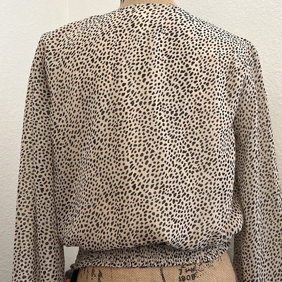 Beige top with black dots and buttons that do not open - Picture 5 of 5